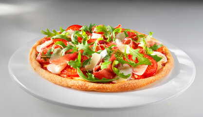 Mediterrana, Pizza, Rucola, Tomaten, Schinken, Parmesan, Käse, 