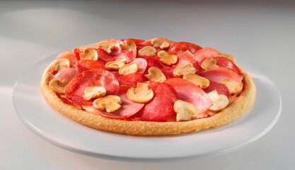 Lucca, Pizza, Salami, Pilze, Champignon, Käse, Italien, 