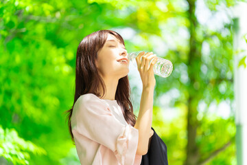 ペットボトルの水を飲む女性・夏の熱中症対策