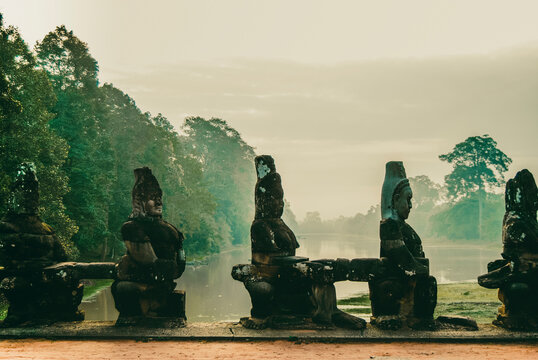 Statues of Buddha in the line in the temple Angkor Wat.