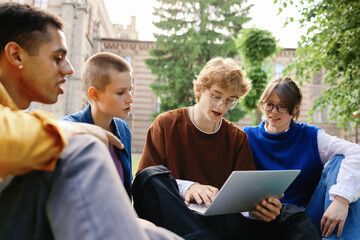 University students engage in collaborative digital study