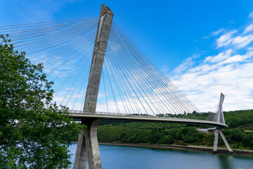 Sous un beau ciel bleu, vue sur le pont de Térénez, pont à haubans courbé au-dessus de l'Aulne,...