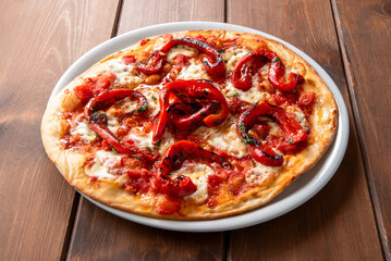Pizza fatta in casa con mozzarella e peperoni, cibo italiano 