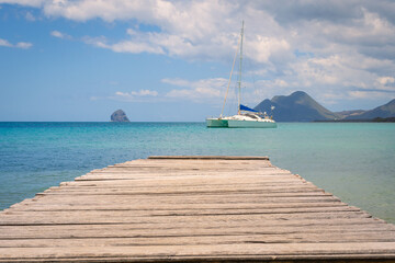 Vue d'un catamaran et du rocher du Diamant en Martinique, Antilles Françaises.	