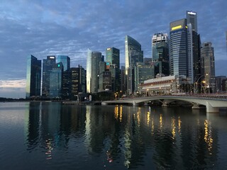 Fototapeta premium Singapore skyline and the Esplanade bridge at night reflected in Marina Bay, Singapore, February 2019