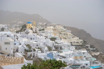 Promenade entre les maisons blanches de Oia, à Santorin, durant le mois d'avril0