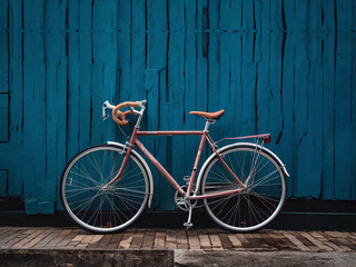 A bicicleta na parede de madeira azul - obrazy, fototapety, plakaty