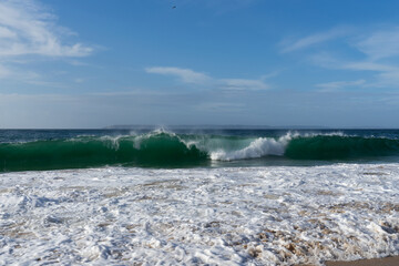 Belle vague vert émeraude et écume blanche dans la mer d'Iroise, capturant la beauté sauvage de...
