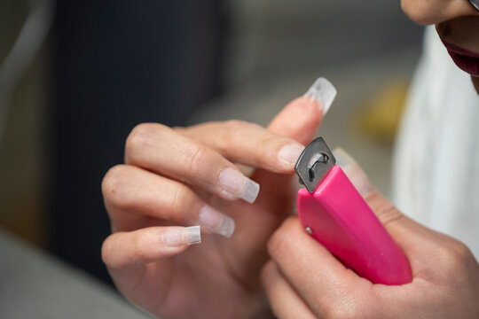 femme faisant une manucure avec des capsule et un couple capsule &agrave; ongles