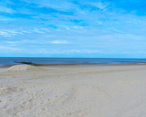 Leerer Nordseestrand in Nordholland von 