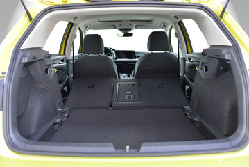 Car trunk with rear seats folded - 800547146
