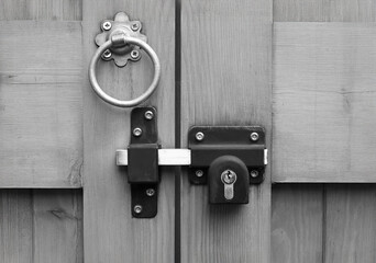 Locking bolt and handle for double gates in black and white