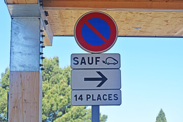 Panneaux de signalisation : interdiction de stationner sauf pour les voitures électriques, 14 places.
