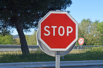 Panneau de signalisation : "Stop".