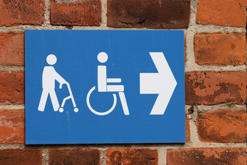 Blaues Hinweisschild auf barrierefreien Zugang zu öffentlich zugänglichem Gebäude, Piktogramm