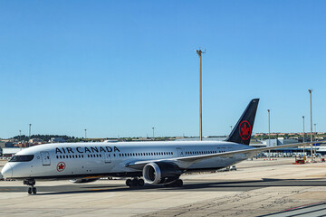 Obraz premium An Air Canada airline plane at Madrid Barajas Airport 