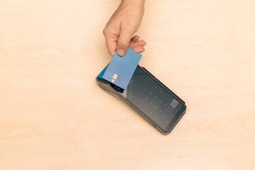 imagen de manos pagando con tarjeta en comercio o  negocio. © Rafa