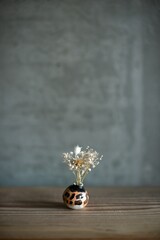 ドライフラワーを生けた小さな民芸の花瓶