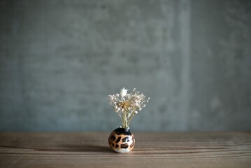 ドライフラワーを生けた小さな民芸の花瓶