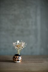 ドライフラワーを生けた小さな民芸の花瓶