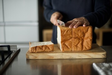 パン切り包丁で食パンを切っているところ