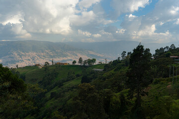 Fototapeta premium Paisaje montañoso a las afueras de ciudad.