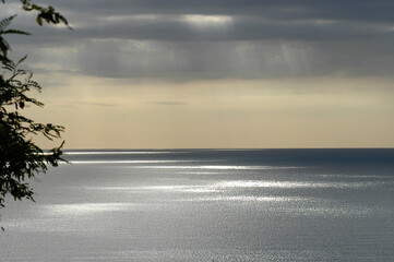Un día nublado que deja pasar rayos de luz en el Mar Mediterráneo tranquilo