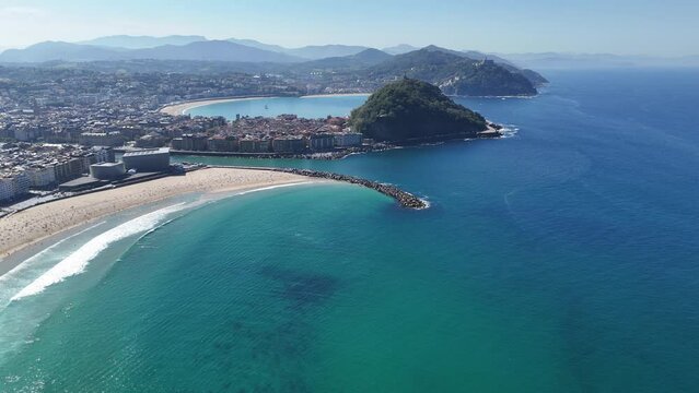 Donostia San Sebasti&aacute;n - Playa de la Zurriola, Monte Urgull y parte vieja.