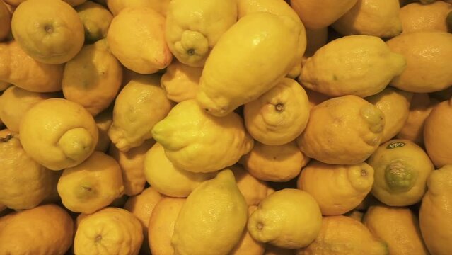 Large number of yellow lemons Pipo.