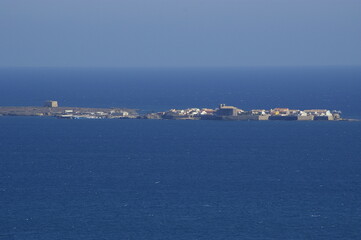 Isla de Tabarca vista desde Santa Pola, Alicante, España con el azul de mar mediterráneo