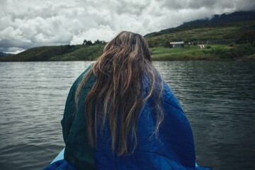 mujer sola en lago 