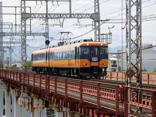 Obraz premium 大和川を渡る近鉄16000系電車