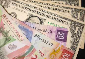 Fototapeta na wymiar billetes de pesos mexicano y de dólares americanos