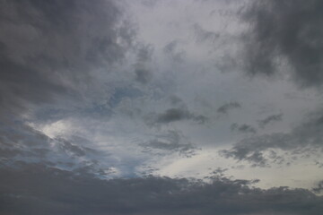 Obraz premium cloudy sky with rare dark gray clouds with threat of rain