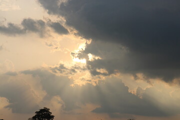 Naklejka premium Sky blue and orange light of the sun through the clouds in the sky