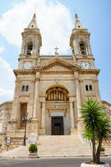 Fototapeta na wymiar ヨーロッパの観光地にある青空が素敵な日に見上げる大聖堂