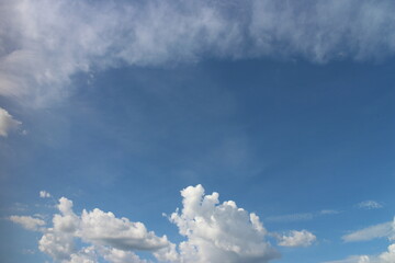 Obraz premium white cloud with blue sky background