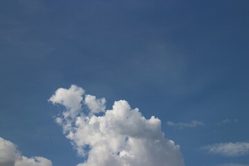 Obraz premium blue sky background with tiny clouds