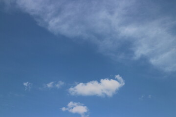 Obraz premium blue sky background with tiny clouds