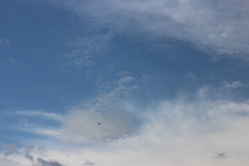 Obraz premium blue sky background with tiny clouds