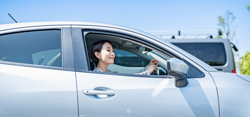 Fototapeta premium 車を運転する女性