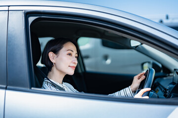 Fototapeta na wymiar 車を運転する女性