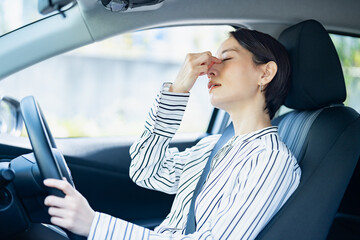 車の運転に疲れる女性