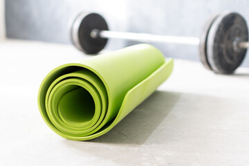 Tapete de yoga verde con fondo azul 