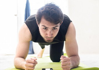 Hombre joven haciendo ejercicio en casa