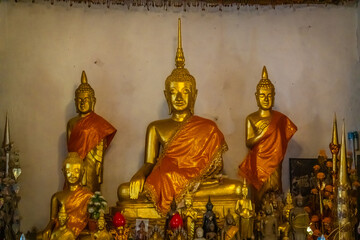 The gold Buddha statue in the church near Phou Si Pagoda