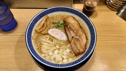 炙りチャーシューの乗った背脂ラーメン