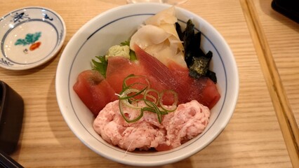 二色のマグロ丼