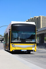 Obraz premium Autocarro parado na cidade