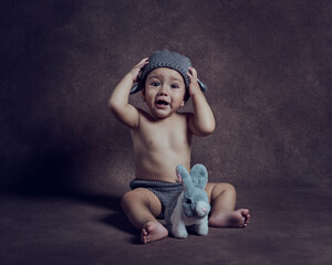 bebe con gorrino de conejo 